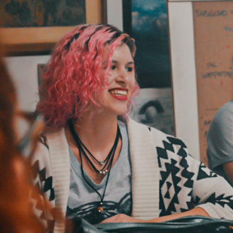 Aluna sorrindo durante a aula de Design de Estampa da Escola Casa Blumenau