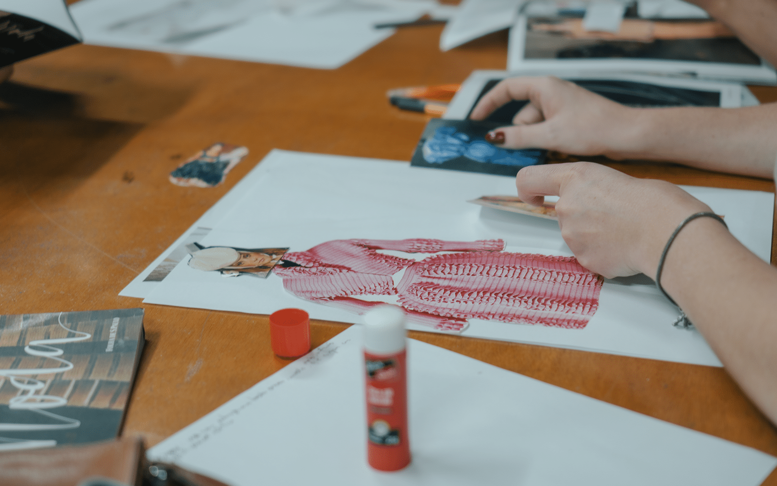 Aluna desenhando os croquis da própria coleção