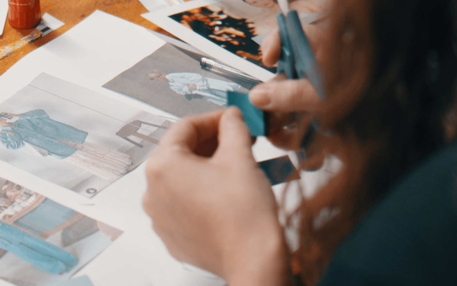 Aluna desenhando o desenho técnico de uma calça, com anotações de medidas