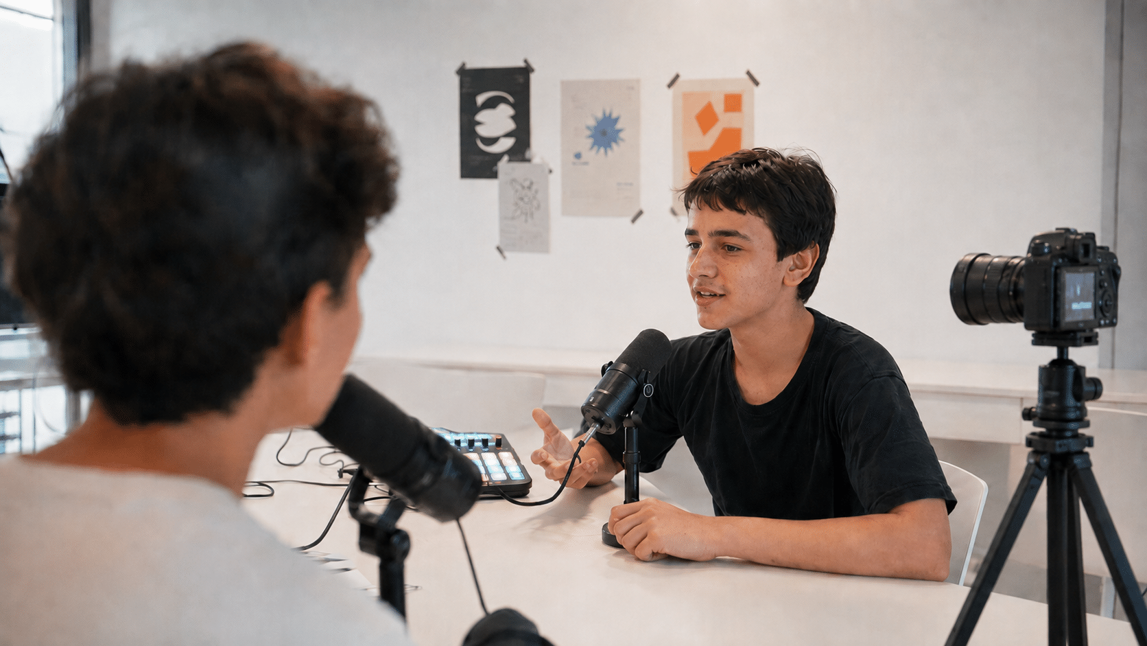 Adolescente participando de uma entrevista.