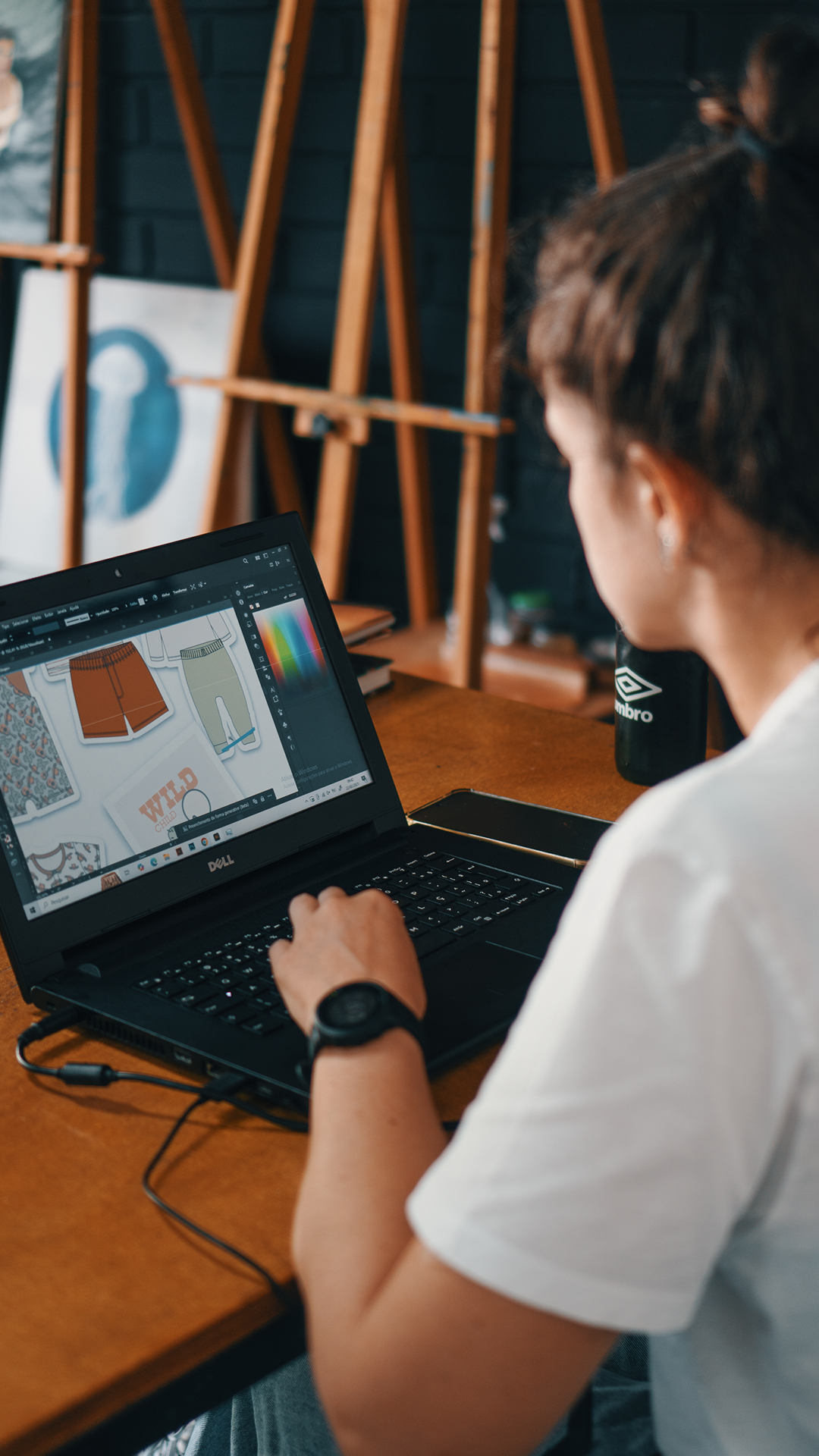 Colagem de recortes de revista montando um look sobre a mesa