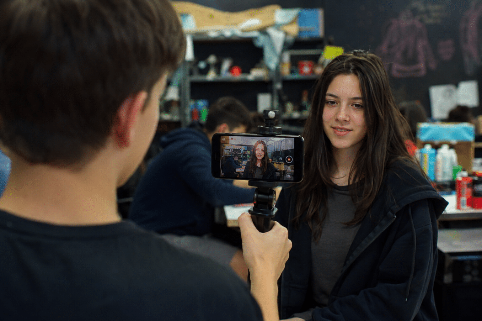 Jovem usando câmera em ambiente de criação  - Curso de audiovisual para adolescentes em Blumenau