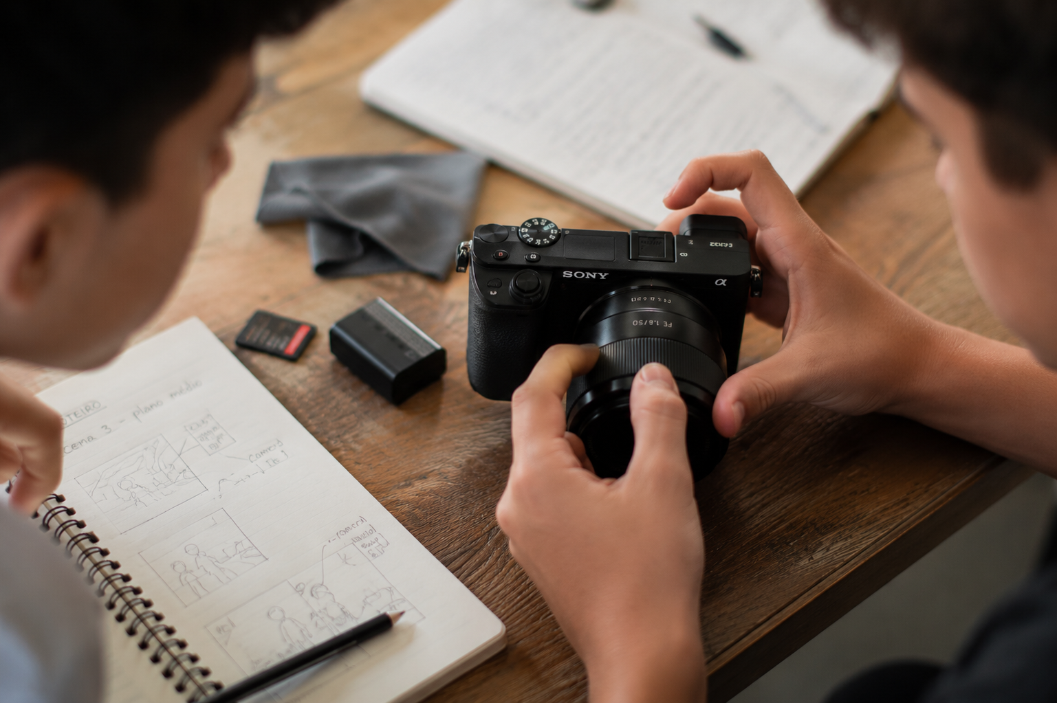 Manipulando e entendendo o funcionamento da câmera - Curso de audiovisual para adolescentes em Blumenau.
