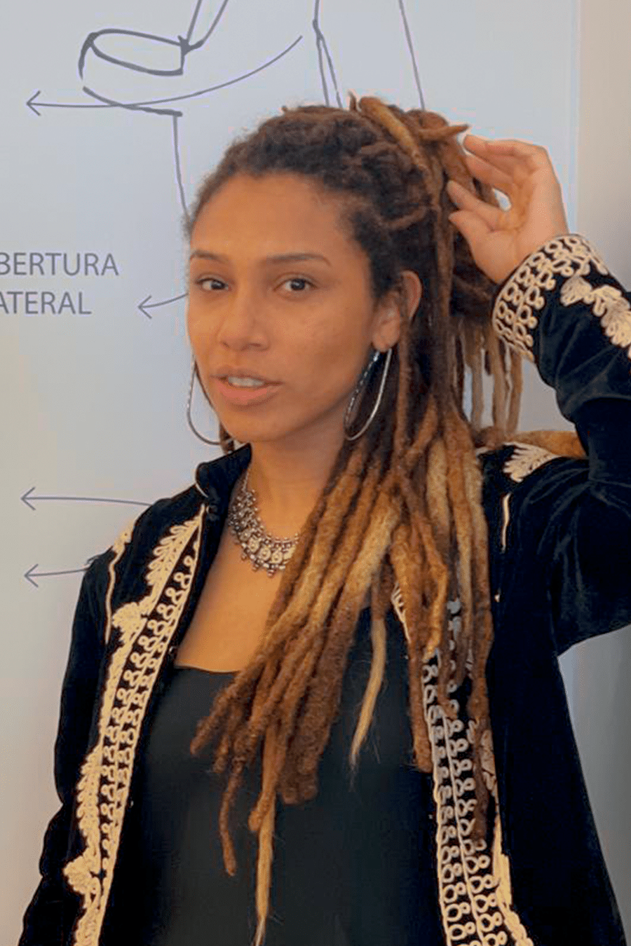 Prof. Ana Karolina Cardozo, que conduz o curso Descomplicando a Moda