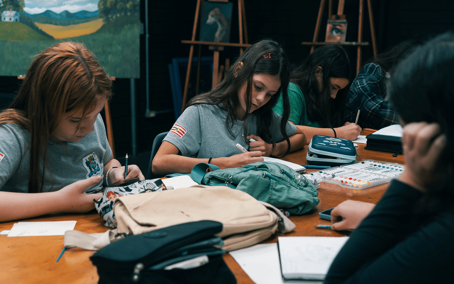 Turma reunida em volta da mesa durante a aula de moda