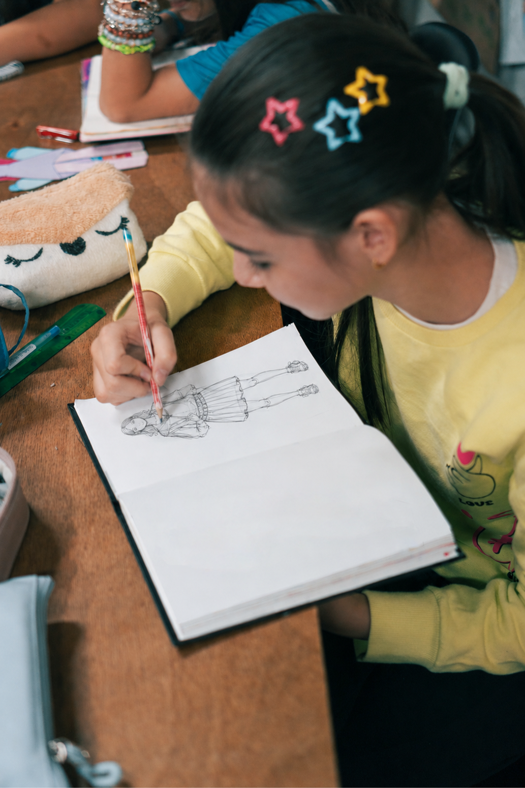 Curso de moda para adolescentes em Blumenau 4 Alunos da turma trabalhando juntos na oficina prática